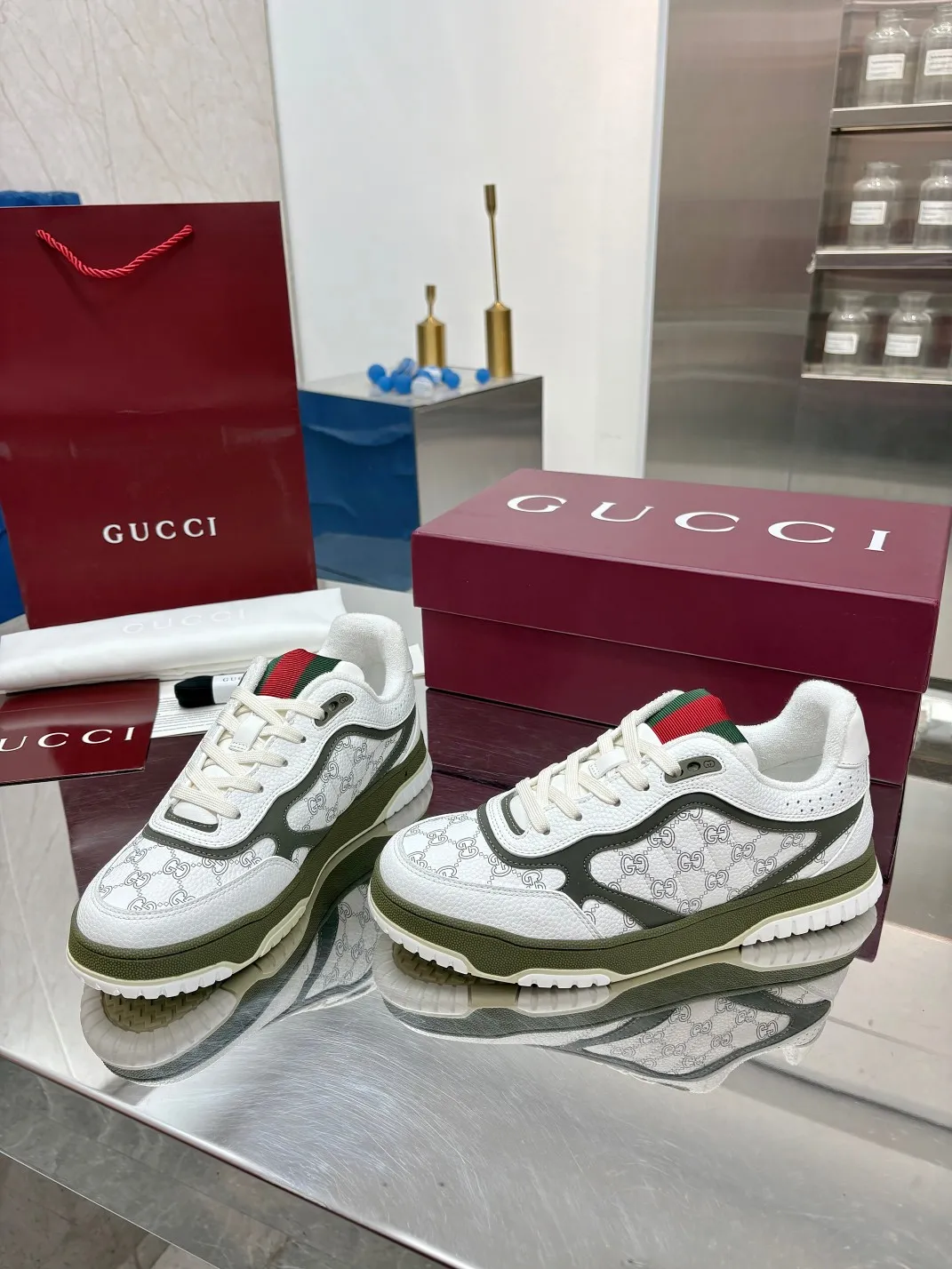 Men's Men's Shoes 💰660 Gucci Gucci's latest hot-selling series of high and low-top distressed couple sneakers are shipped. Original purchase, development and production. This high-low top sneaker adopts a basketball-style silhouette design, cleverly integrated with hollow panels and distressed effects, showing its unique ingenuity. The ingenuity incorporates brand logo details such as interlocking Double G styling accessories and Gucci lettering, a low-key tribute to the brand's design heritage.  ▪️ Fabric: Original customized imported first-layer cowhide ▪️ Lining: Sweat-absorbent and deodorant towel lining ▪️ Sole: Original molded TPU sole ▪️ Sole thickness: 3cm ▪️ Size: Male 39-46 (46 customized)